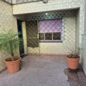 L.DE LA TORRE 1600 LOMAS DE ZAMORA CASA 3 AMB FONDO 300 M2 COCHERA LOSA