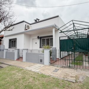 CRUZ VARELA 72 LLAVALLOL FTE 10.56 X 26,78 MTS M/B ESTADO COCHERA FONDO LIBRE LOSA 4 AMB